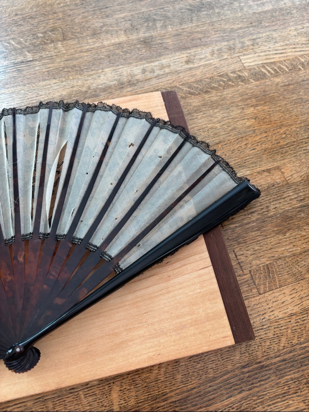 Vintage Black Lace Folding Hand Fan with Tortoise Handle - Picture 10 of 16